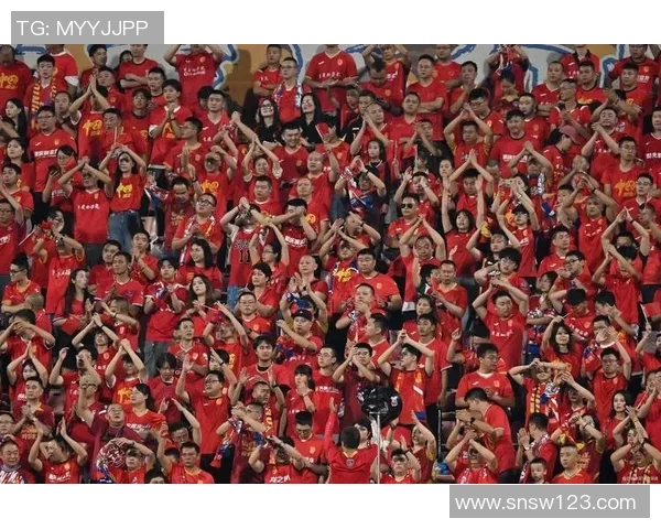 东方与恒大球迷激情对抗视频精彩回顾展现足球文化的碰撞与热情